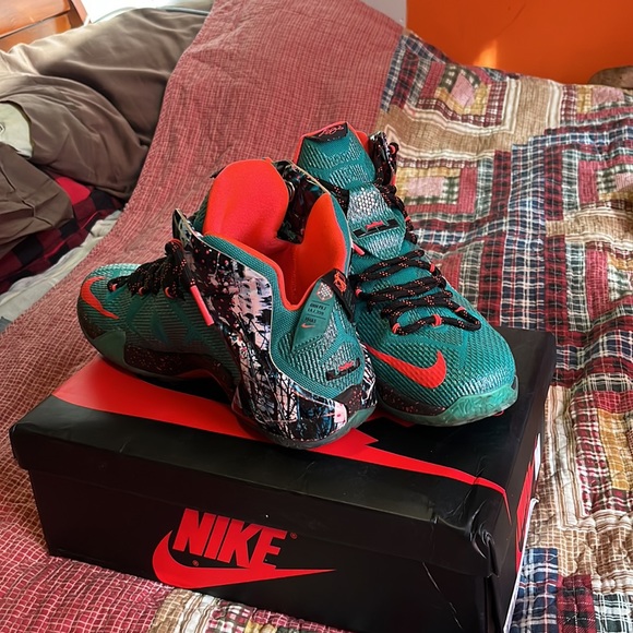 2014
LeBron 12 Xmas 'Akron Birch' - Picture 3 of 3